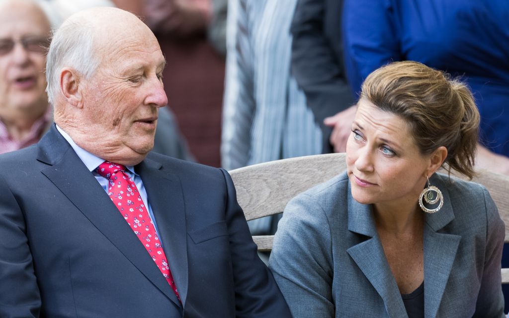El rey Harald de Noruega con su única hija, la princesa Marta Luisa, la foto fue tomada en el año 2017 en Oslo durante un acto oficial