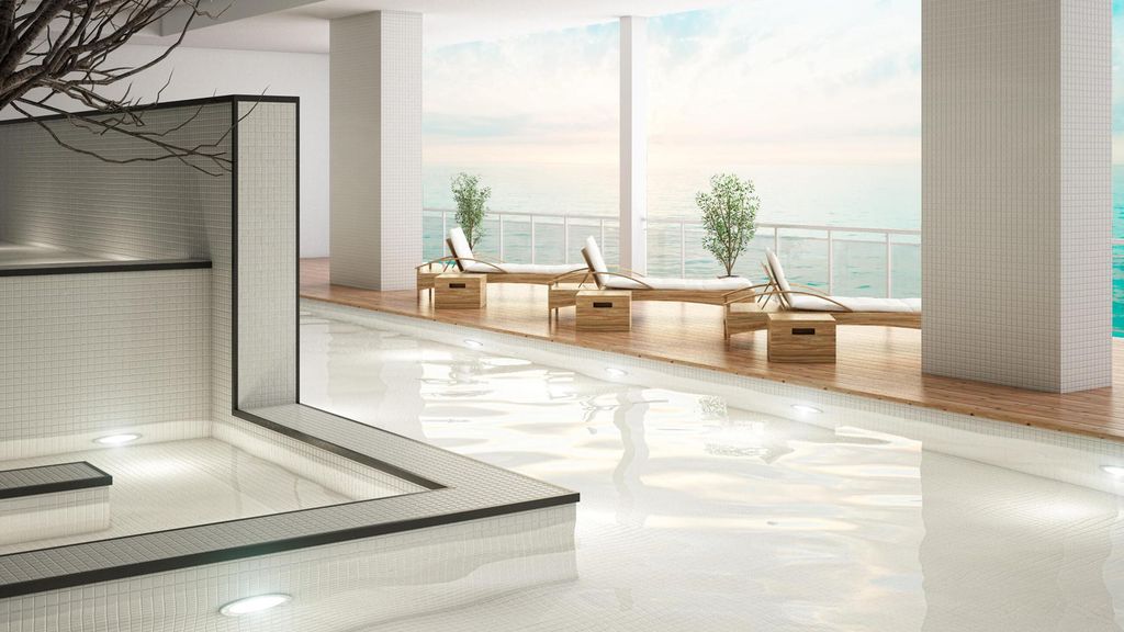 Piscina con gresite blanco