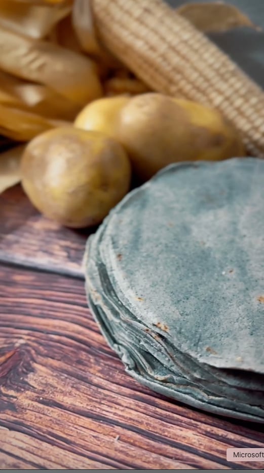 Para hacer estos tacos, lo ideal es usar tortillas de maíz azul.