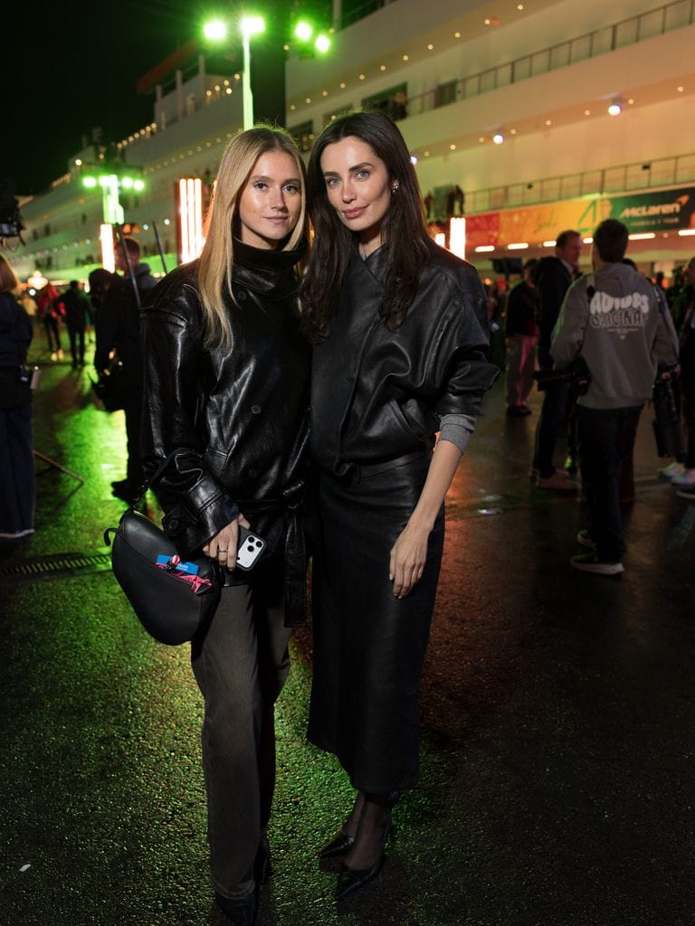 Rebecca Donaldson posa con otra amiga