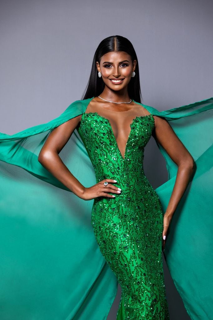 Plano medio de Michelle Jiménez posando con vestido verde para Miss Universe Spain