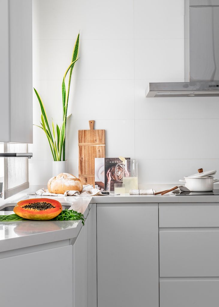 Cocina gris con tiradores tipo uñero. 