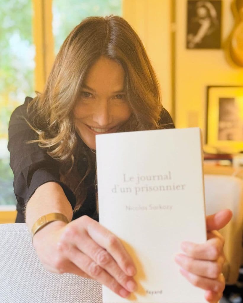Carla Bruni con el libro de su marido, 'Diario de un prisionero'