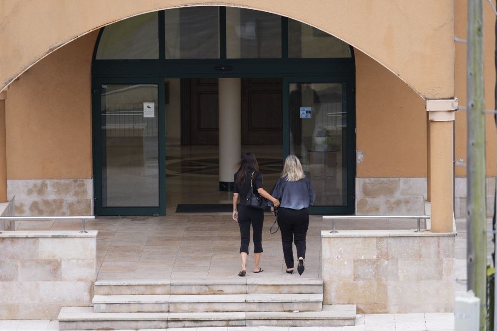 Paula ha llegado acompañada por su madre al tanatorio