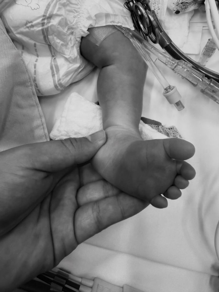 Natalia Angulo ha despedido a su pequeño Gianluca con una fotografía en blanco y negro de su pie y unas desgarradoras palabras: "Vuelve a mí, hijo de mi vida"