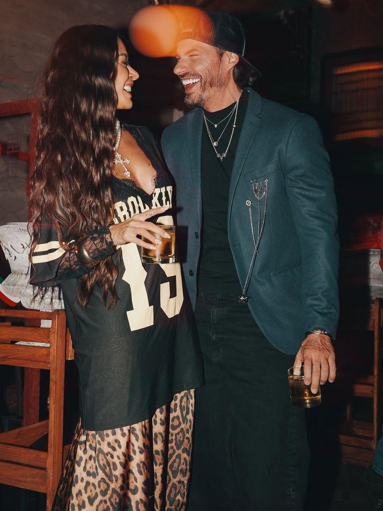 La anfitriona de la fiesta junto a su novio Issac Moreno.