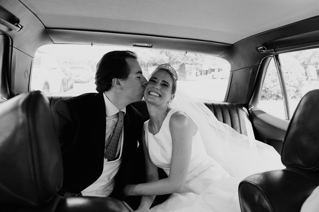 Novios llegando en coche de la ceremonia a la celebración