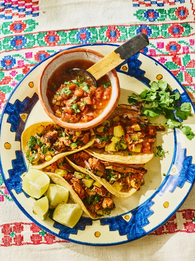 Los tacos al pastor llevan carne adobada y asada, piña, cebolla, cilantro, lima y salsas al gusto.