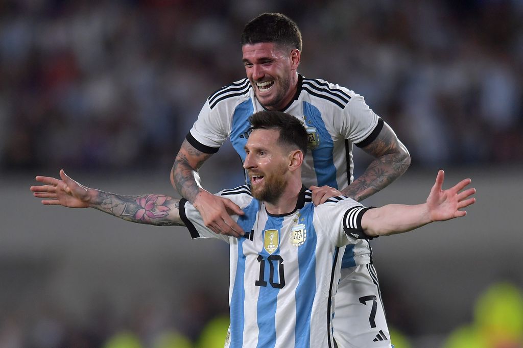 Lionel Messi y Rodrigo De Paul, durante un partido amistoso en 2023 entre Argentina y Panamá.