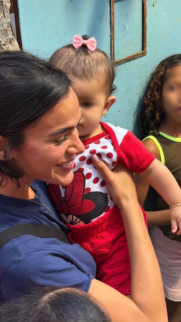 Shawn publicó esta linda foto de Bruna en su visita a un centro comunitario en Río de Janeiro.