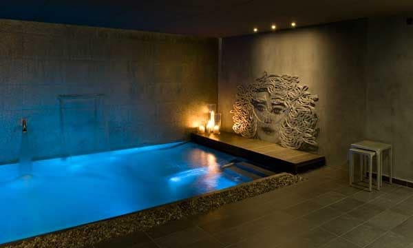 La elección de materiales y la iluminación convierten el spa en un espacio sugerente y mágico, que invita al relax. © Olga Planas
