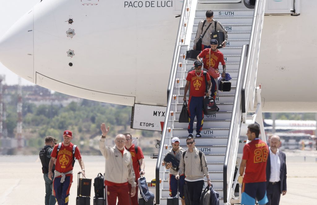 Los jugadores de La Roja bajan del avión tras llegar a Barajas