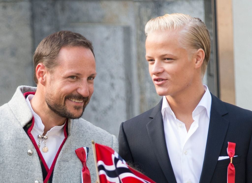 Plano medio de Haakon de Noruega y Marius Borg conversando durante un evento