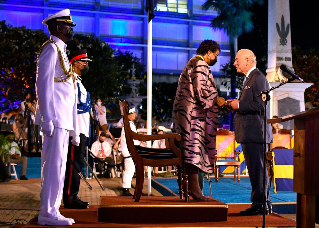 Carlos III, siendo príncipe de Gales, como representación del Reino Unido y de la monarquía británica, en la ceremonia en la que Barbados se convirtió en una República en noviembre de 2021
