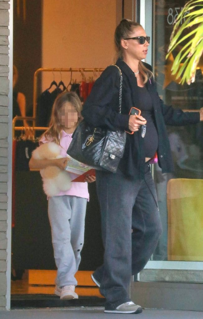 Anna Kournikova salió acompañada de su hija Lucy, quien está por cumplir 8 años.