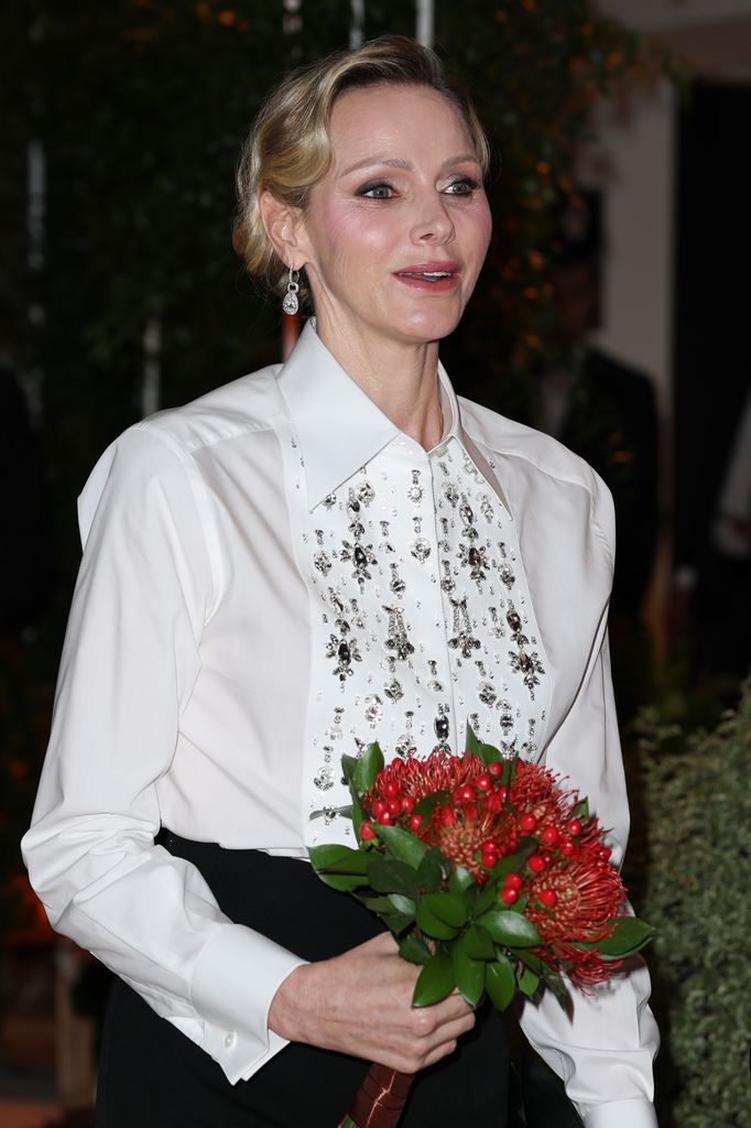 Charlene de Mónaco, de gala con una camisa de pedrería