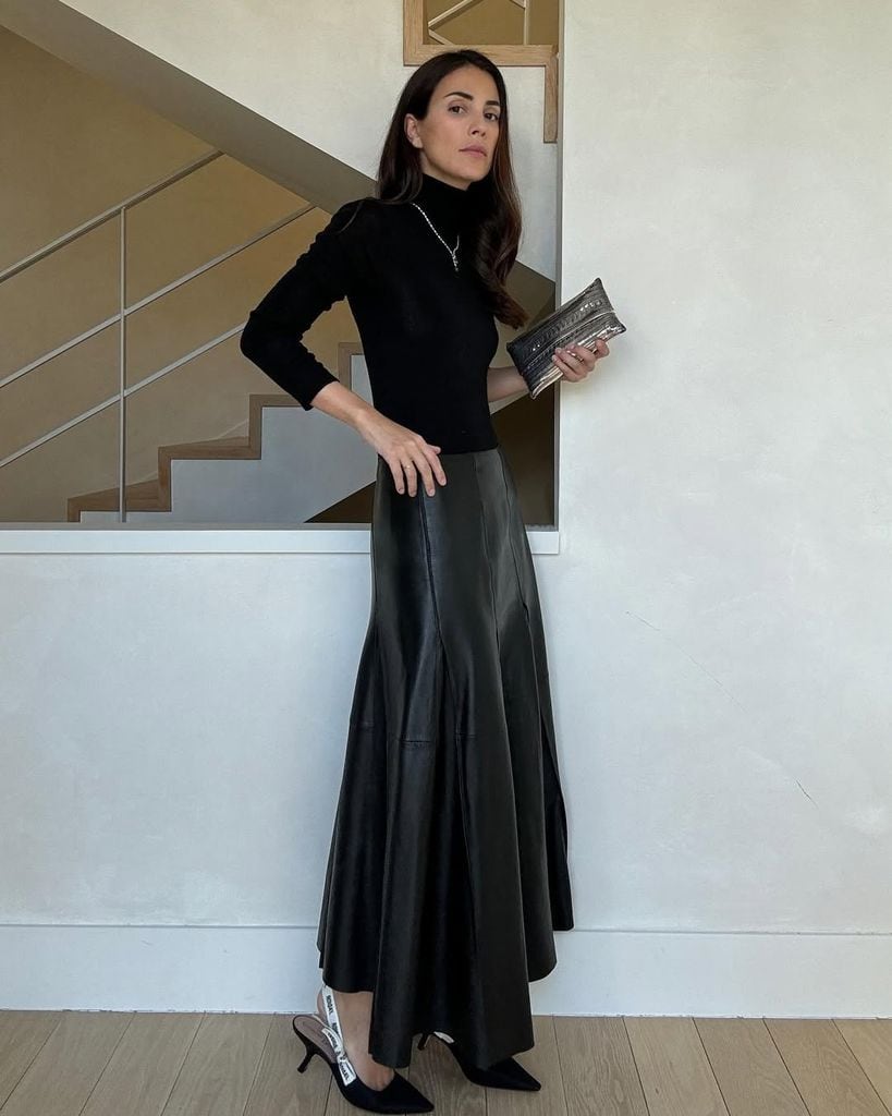 Sassa de Osma con total look oscuro y falda de cuero