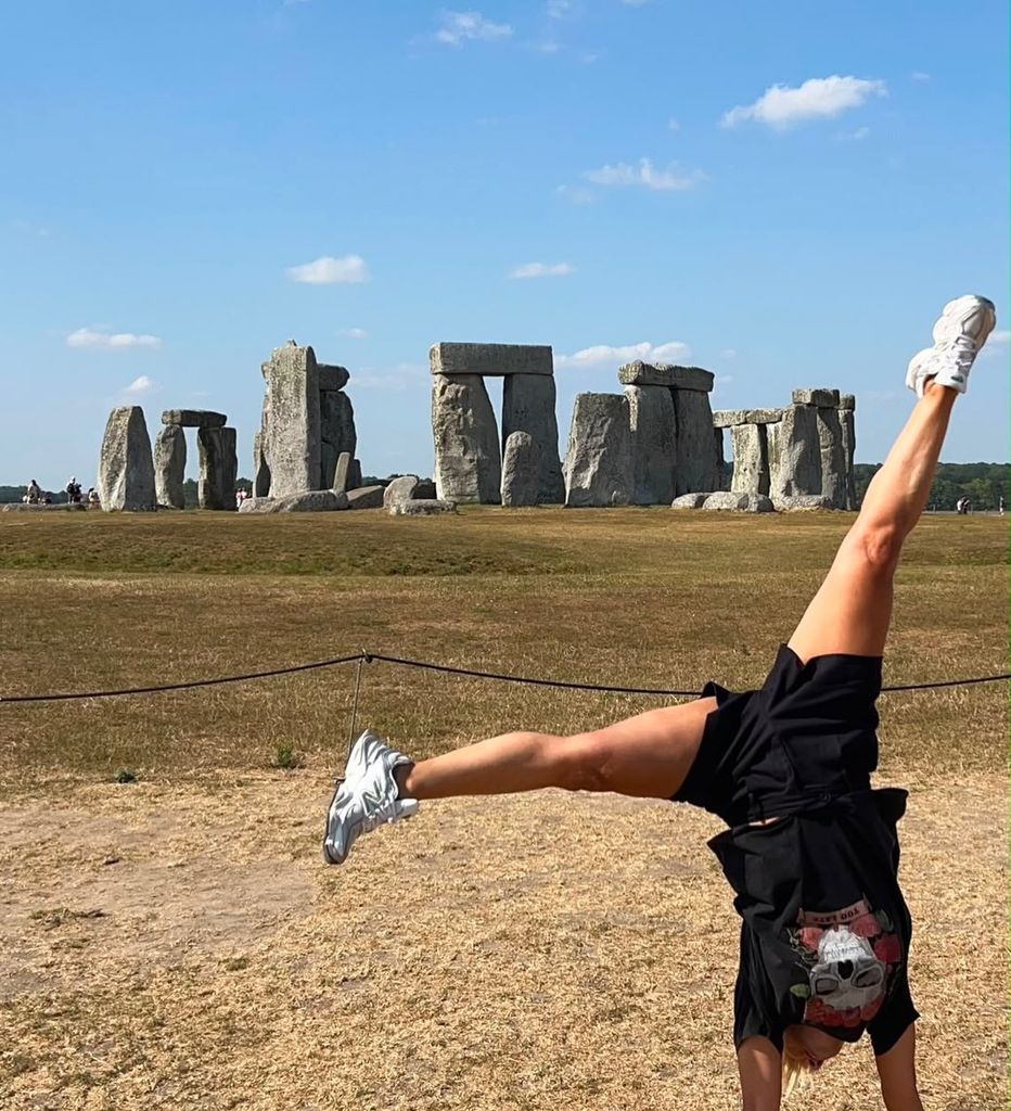 La periodista visitando el monumento Stonehenge 