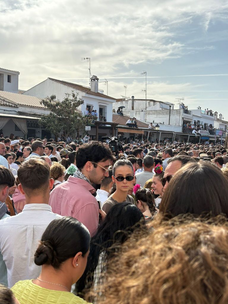 Victoria Federica y su novio en la mañana del lunes 25 de mayo asistiendo a la procesión de la Virgen del Rocío