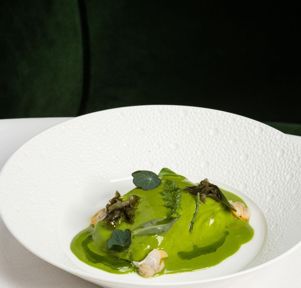 Lomo de merluza al pil -pil al cava con salsa verde de algas de Amós