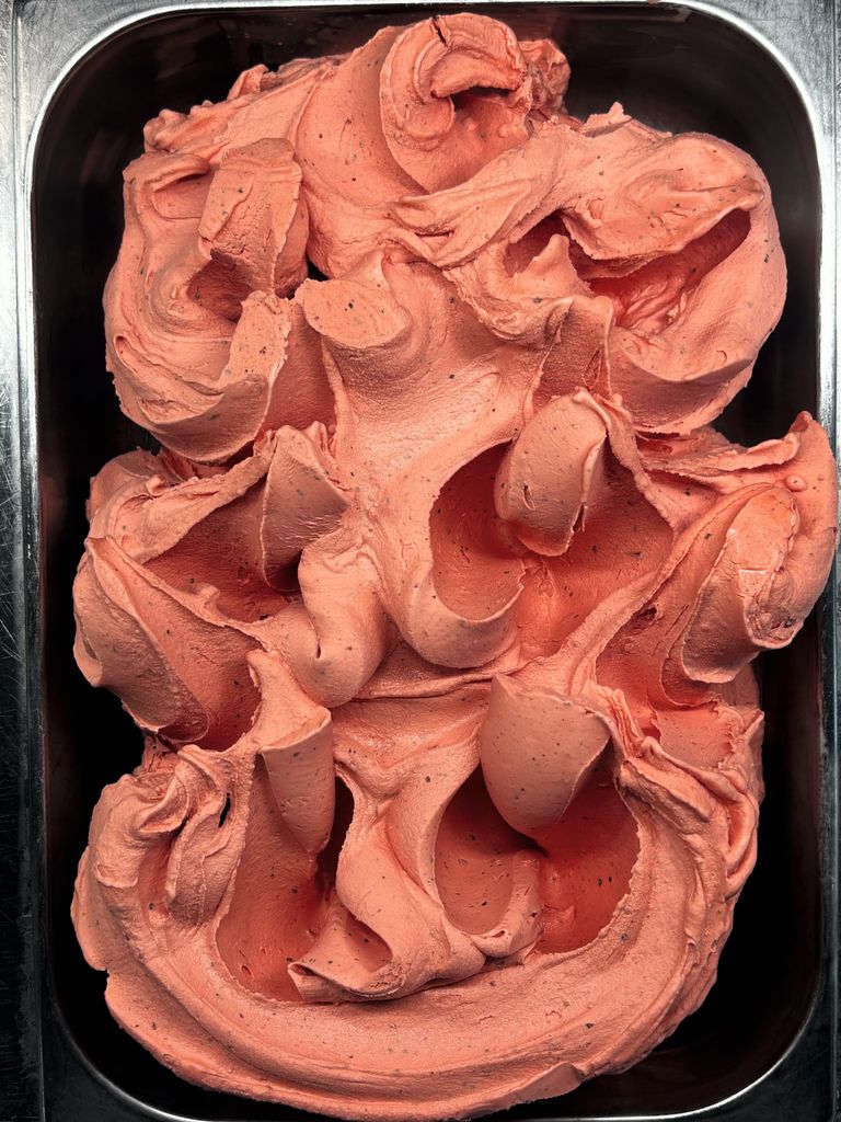 Cubeta de helado de fresa