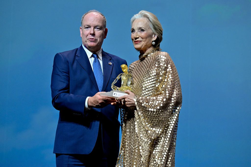 Alberto de Mónaco también entregó un galardón a la actriz Kristin Scott Thomas