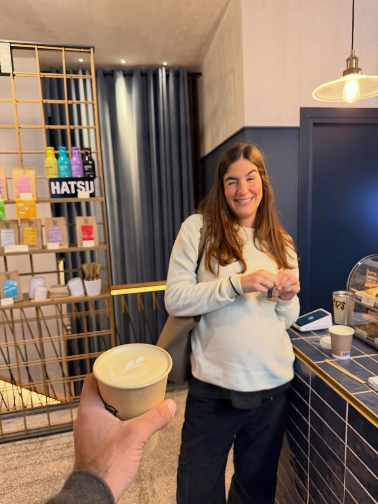 Sandra Llandres tomando un tentempié