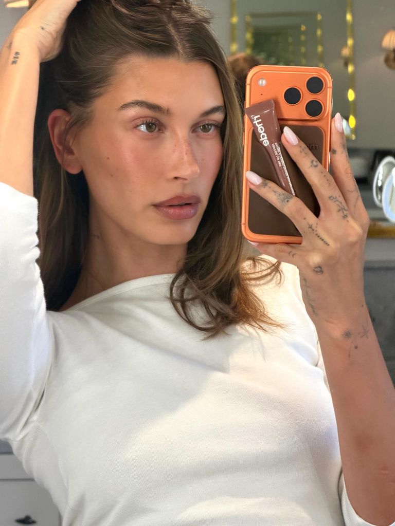 Hailey le da un toque ligeramente bronceado a su look pero aún muy natural.