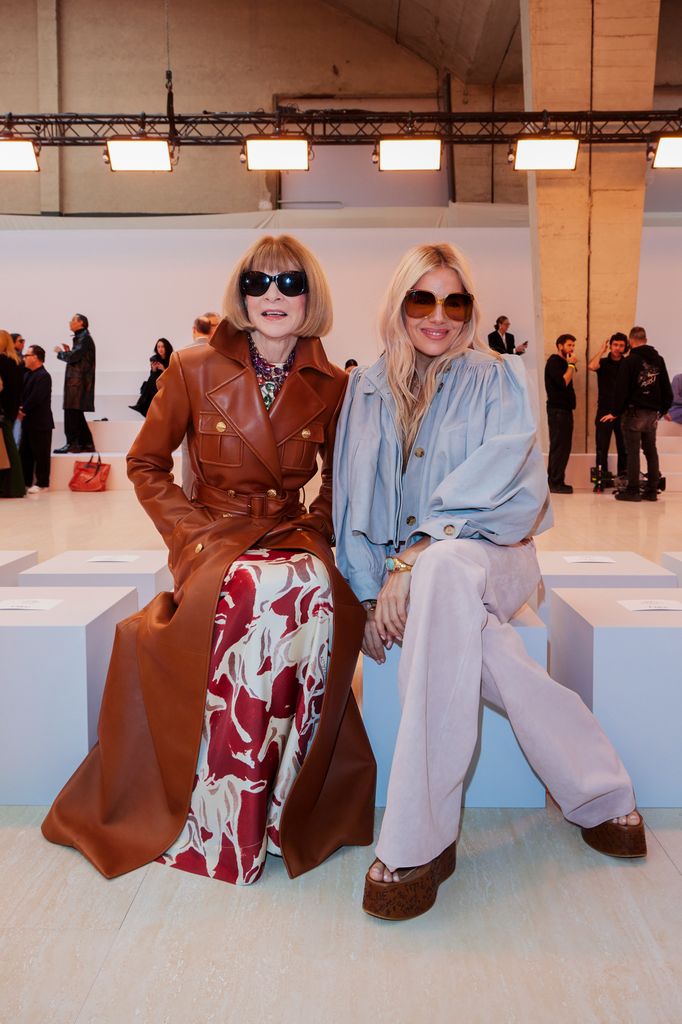 Anna Wintour y Sienna Miller durante el desfile de Chloé Primavera/Verano 2025, celebrado el 26 de septiembre de 2024 en el marco de la Semana de la Moda de París.