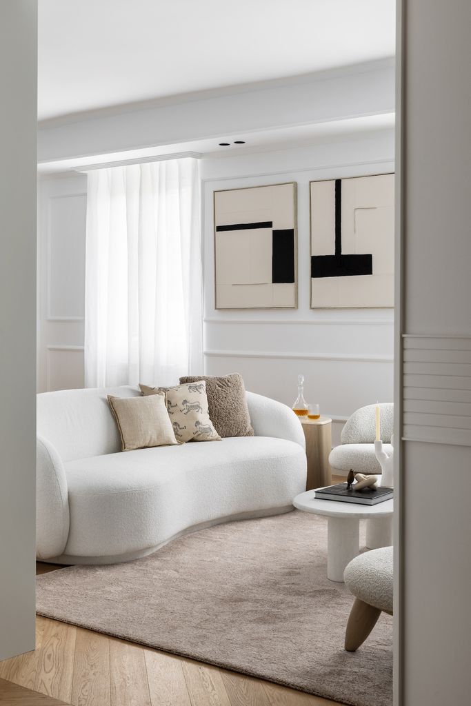Salón con alfombra beige. 