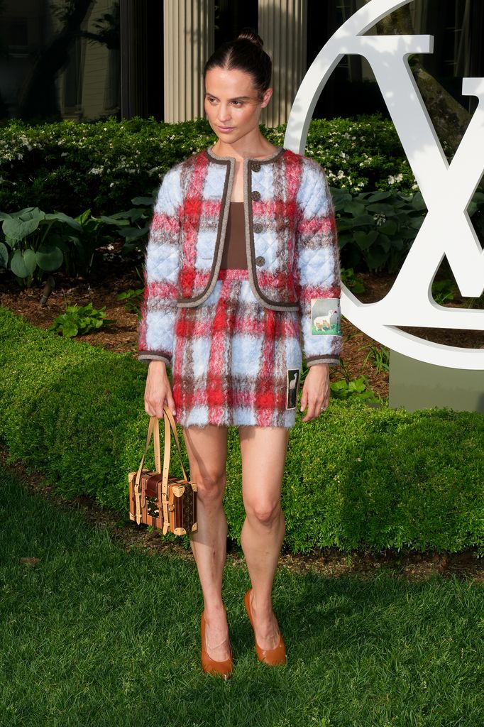 Zendaya en minivestido, la reaparición de Emma Stone y más invitadas de lujo en el desfile de Louis Vuitton en Nueva York que inicia una nueva era
