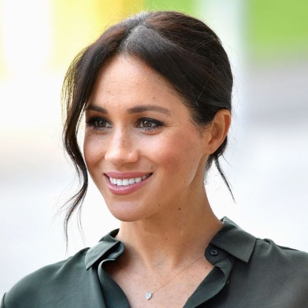 Meghan Markle con vestido aceituna