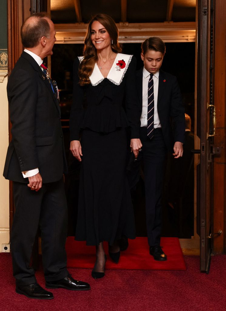 Kate Middleton y su hijo, el príncipe George, en el Royal British Legion Festival of Remembrance, 2025.