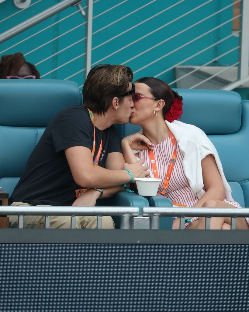 Jake Bongiovi y Millie Bobby Brown presumen su amor en el Miami Open.