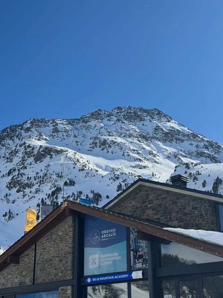 "Viajar a la nieve en familia es un empeño que hemos tenido desde el principio cuando los niños aún se quejaban por el cansancio, el frío, la ventisca", ha dicho en sus redes sociales