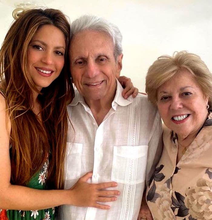 Shakira, con sus padres