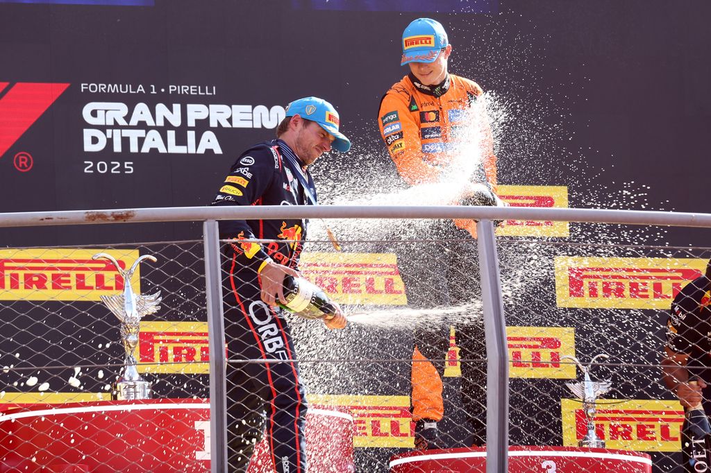 Verstappen, bañándose en champán con Norris y Piastri