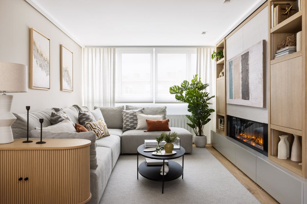 Salón con chimenea y mueble principal empotrado