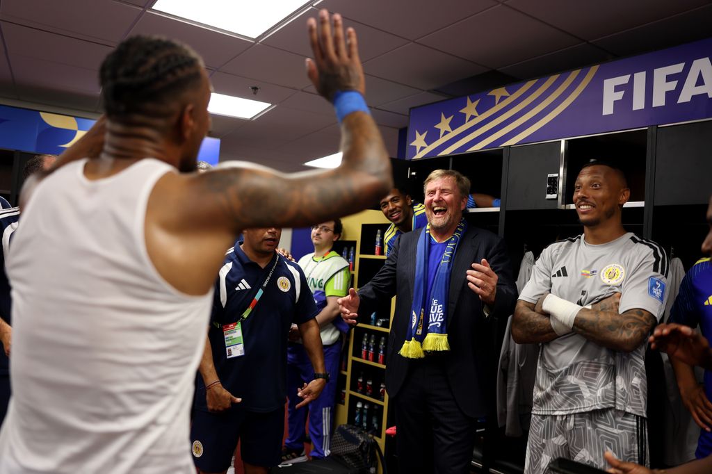 Guillermo de Holanda, pletórico junto a los jugadores de Curaçao