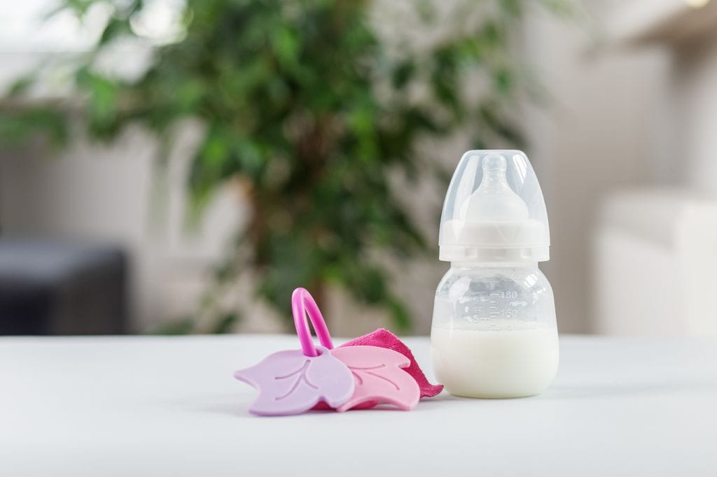 Biberón sobre una mesa