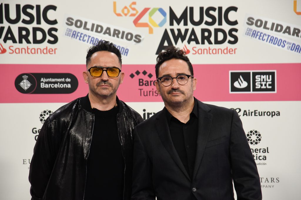 Plano medio de Carlos y Juan Antonio Bayona posando con looks negros