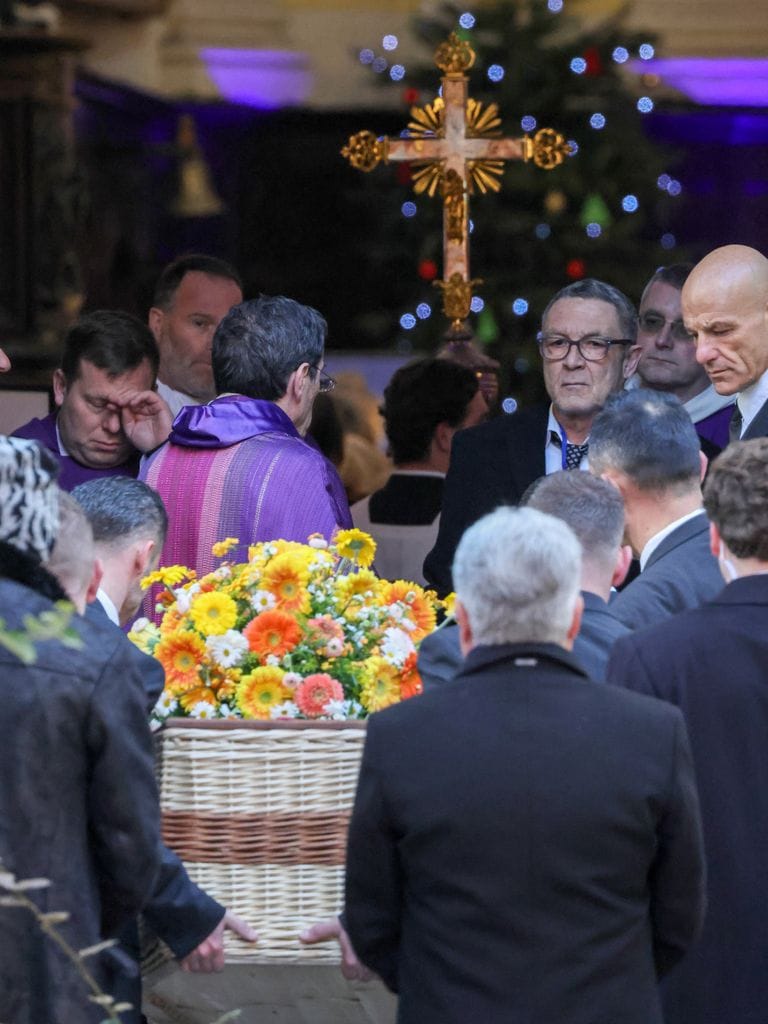 Nicolas-Jacques Charrier, hijo de Brigitte Bardot, detrás del féretro de su madre