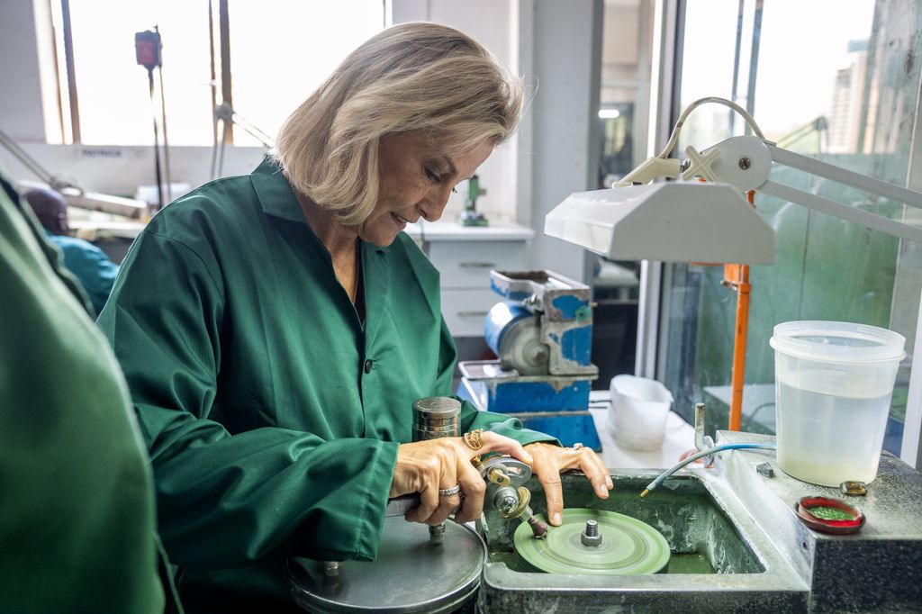 La duquesa de Edimburgo ayuda a dar forma y pulir una gema de cuarzo en el taller durante su visita a Jewel of Africa, una empresa familiar zambiana fundada en 1992 que trabaja con gemas de origen ético, con énfasis en la trazabilidad y el abastecimiento directo de minas locales, en Lusaka, durante su gira por Zambia
