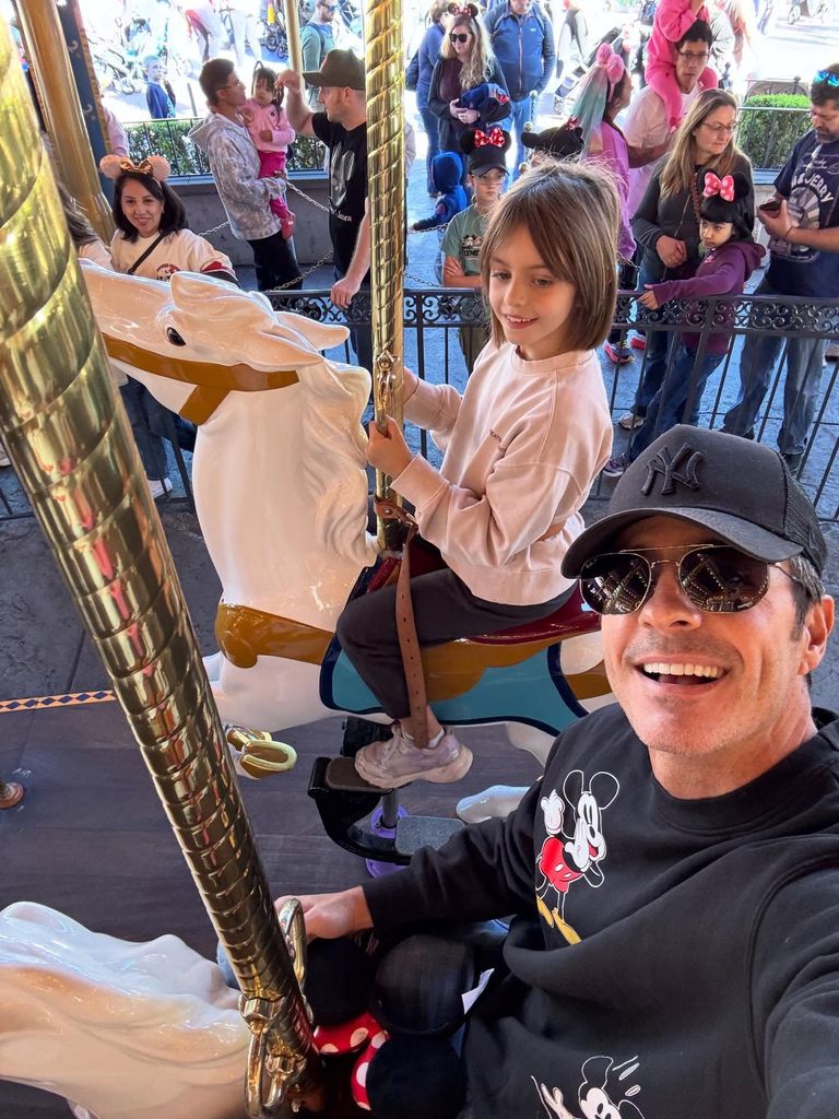 Mauricio y Kailani se divirtieron montados en un carrusel.