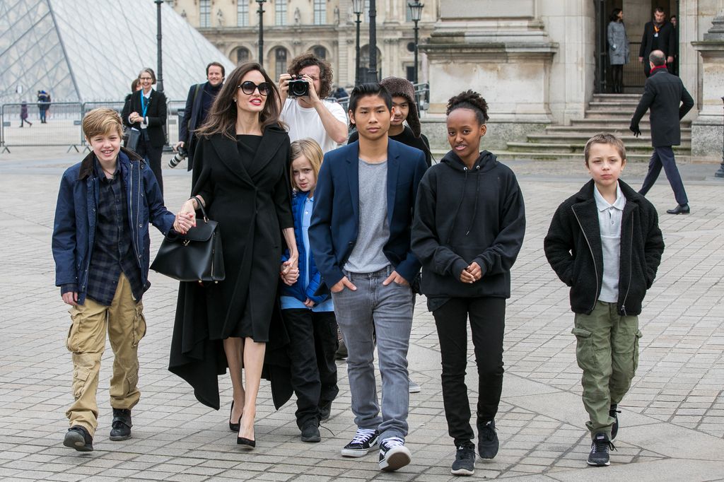 Angelina Jolie y sus hijos en las calles de París en 2018.