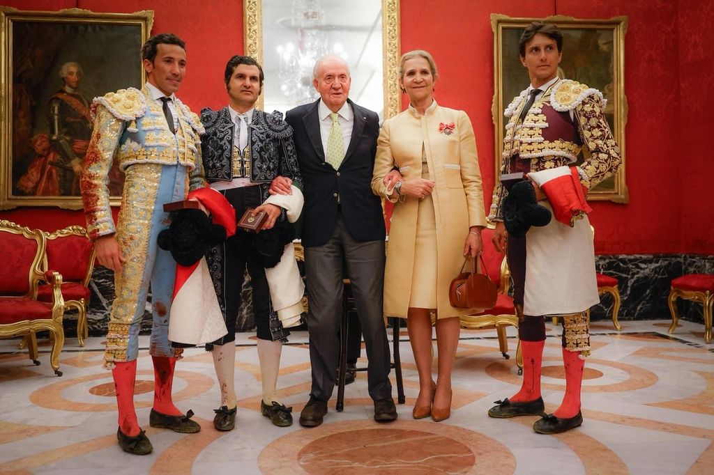 Don Juan Carlos y su hija con Morante de la Puebla, Roca Rey y David de Miranda 
