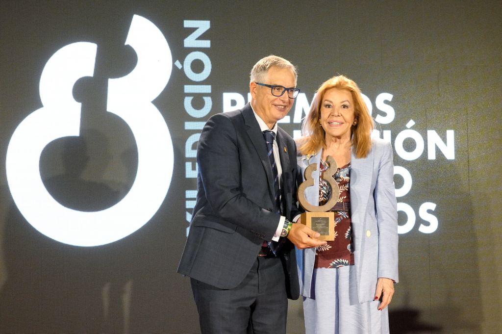 Carmelo Sanz de Barros recibe el premio de manos de la presidenta de la Fundación Eduardo Barreiros, Mariluz Barreiros