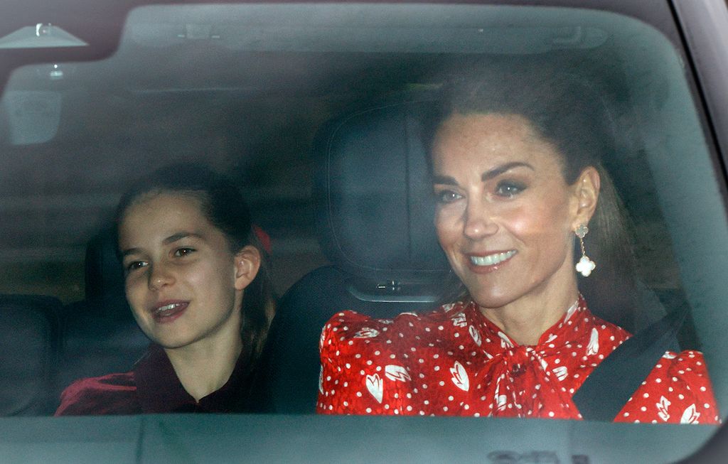 El viaje en metro de la princesa Kate y su hija Charlotte fue bastante inusual.