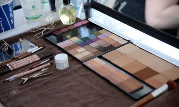 paleta-de-correctores-iluminadores-y-utensilios-maquillaje1
