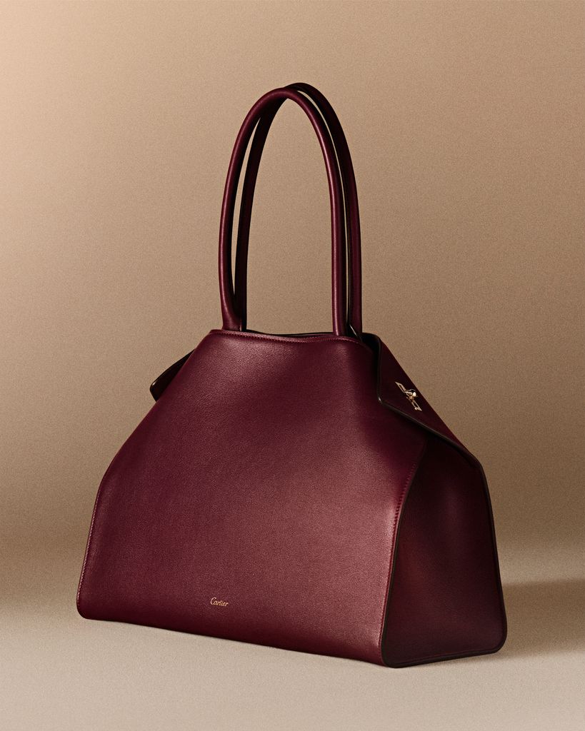 El bolso Clash de Cartier perpetúa una tradición de excelencia en la marroquinería basada en la sofisticación de los materiales. 